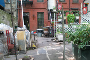 Linda's Garten, links die Türe zum Atelier